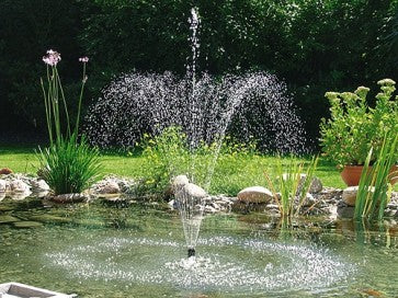 Pontec PondoVario Fountain Pump in funzione in un laghetto alla modalità massima