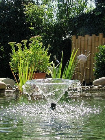 Pontec PondoVario Fountain Pump in funzione in un laghetto alla modalità media