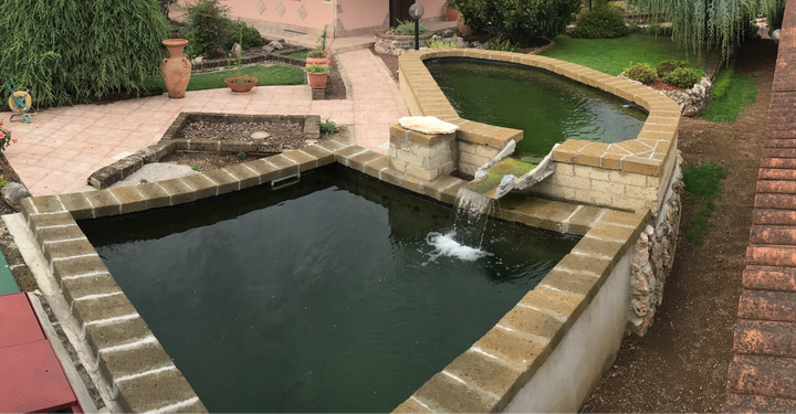 Due Koi pond collegati da una pisccola cascata