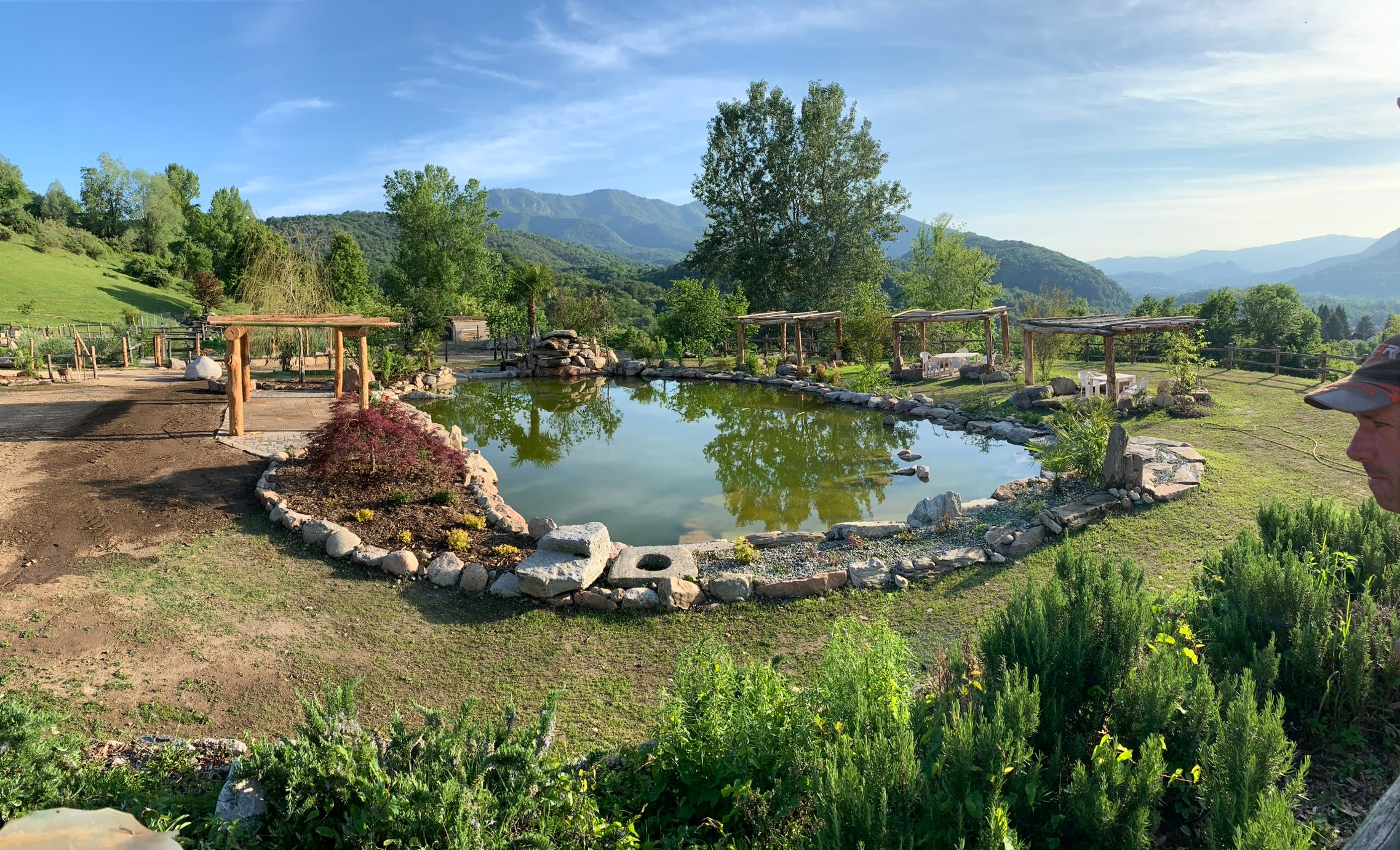 Koi Pond con giardino e gazebi in legno
