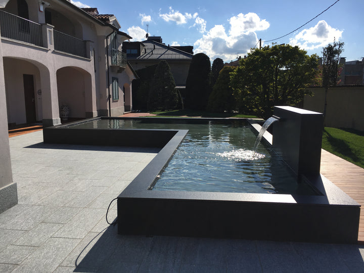 Koi Pond in stile moderno con cascata